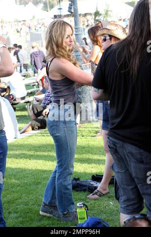 DREA de Matteo aime boire un verre et le soleil de Californie tout en discutant avec un ami le premier jour du Festival de musique et d'arts de Coachella 2010. Indio, Californie 4/16/10. . Banque D'Images