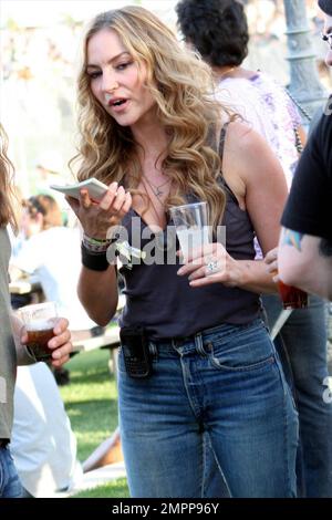 DREA de Matteo aime boire un verre et le soleil de Californie tout en discutant avec un ami le premier jour du Festival de musique et d'arts de Coachella 2010. Indio, Californie 4/16/10. . Banque D'Images
