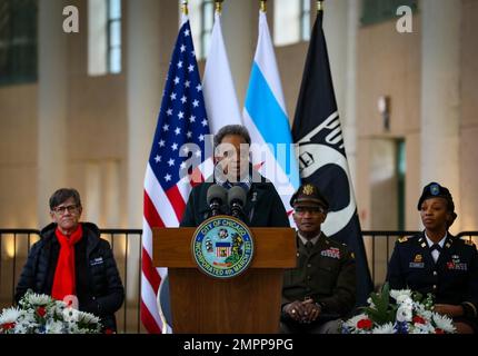 Le maire de Chicago, Lori E. Lightfoot, présente les remarques aux militaires de chaque branche des dirigeants militaires et civiques des États-Unis lors de la cérémonie de commémoration de la fête des anciens combattants de la ville de Chicago, à Soldier Field, le 11 novembre 2022. (Photo de PFC. Joshua Holaday) Banque D'Images