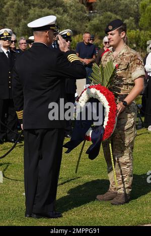 ACTIVITÉ DE SOUTIEN NAVAL SOUDA BAY (Grèce) (13 novembre 2022) le capitaine Odin J. Klug rend hommage avant de déposer une couronne au cimetière militaire allié de Souda Bay lors d'une cérémonie de commémoration du jour de l'armistice, le 13 novembre 2022. NSA Souda Bay est une installation opérationnelle à terre qui permet et soutient les forces américaines, alliées, de coalition et de la nation partenaire de préserver la sécurité et la stabilité dans les domaines de responsabilité européens, africains et centraux. Banque D'Images