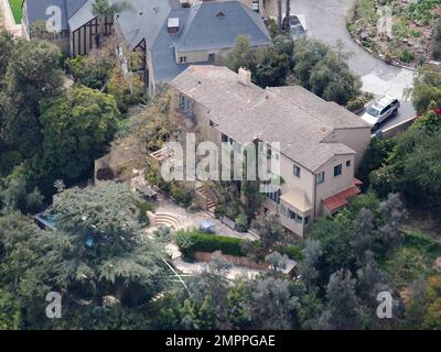 Exclusif !! Ce sont les images aériennes de la maison de Hollywood Hills de $4,3 millions de dollars que l'acteur irlandais Colin Farrell vit à temps partiel quand à Los Angeles. La propriété de 4 chambres, 3 1/2 salles de bains, 3 360 m2 située à Los Feliz, un quartier populaire parmi les célébrités britanniques, dispose d'une cuisine gastronomique, d'une piscine à débordement entourée de terrasses à plusieurs niveaux, d'une vue incroyable sur les gratte-ciel de Los Angeles et d'une terrasse extérieure avec cheminée en pierre. La propriété était également l'ancienne maison de l'acteur britannique Tim Curry. Los Angeles, CA 4/28/09 Banque D'Images