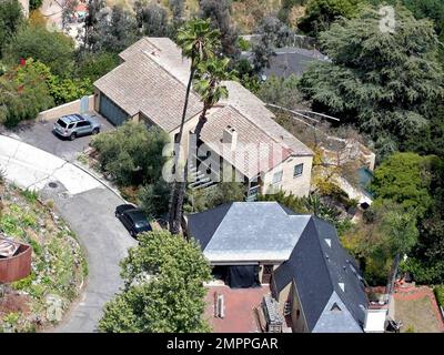 Exclusif !! Ce sont les images aériennes de la maison de Hollywood Hills de $4,3 millions de dollars que l'acteur irlandais Colin Farrell vit à temps partiel quand à Los Angeles. La propriété de 4 chambres, 3 1/2 salles de bains, 3 360 m2 située à Los Feliz, un quartier populaire parmi les célébrités britanniques, dispose d'une cuisine gastronomique, d'une piscine à débordement entourée de terrasses à plusieurs niveaux, d'une vue incroyable sur les gratte-ciel de Los Angeles et d'une terrasse extérieure avec cheminée en pierre. La propriété était également l'ancienne maison de l'acteur britannique Tim Curry. Los Angeles, CA 4/28/09 Banque D'Images