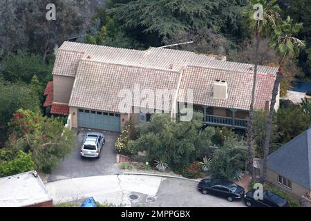 Exclusif !! Ce sont les images aériennes de la maison de Hollywood Hills de $4,3 millions de dollars que l'acteur irlandais Colin Farrell vit à temps partiel quand à Los Angeles. La propriété de 4 chambres, 3 1/2 salles de bains, 3 360 m2 située à Los Feliz, un quartier populaire parmi les célébrités britanniques, dispose d'une cuisine gastronomique, d'une piscine à débordement entourée de terrasses à plusieurs niveaux, d'une vue incroyable sur les gratte-ciel de Los Angeles et d'une terrasse extérieure avec cheminée en pierre. La propriété était également l'ancienne maison de l'acteur britannique Tim Curry. Los Angeles, CA 4/28/09 /KonstantineValissarakos/Sothebys Banque D'Images