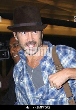 - Colin Farrell arrive tous les sourires à LAX après une courte pause de quatre jours au Royaume-Uni. Farrell, portant ce qui semble être comme une bague de mariage sur son doigt de mariage est sans doute désireux de rentrer à la maison pour voir son nouveau-né un mois fils Henry. L'acteur de 33 ans a accueilli son deuxième fils Henry Tadeusz Farrell sur 7 octobre avec l'actrice Alicja Bachleda. Le couple s'est réuni pendant le tournage de « Ondine ». Los Angeles, CA 11/8/09 Banque D'Images
