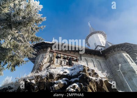 Monastère église dans la neige. Village de montagne de Carpates en Transylvanie, Roumanie Banque D'Images