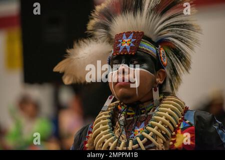Les Amérindiens des tribus Shoshone-Paiute participent à un Pow Wow dans le comté d'Owyhee, Nevada, le 12 novembre 2022. Les Pow Wows sont des rassemblements amérindiens qui incluent le chant et la danse pour célébrer leurs histoires ancestrales. Mountain Home Air Force base a été invité au Pow Wow en l'honneur de la journée des anciens combattants. Il s’agissait de la première invitation Pow Wow depuis le début de la COVID-19. (US Air Force by Airman 1st Class Krista Reed Choate) 366FW,Pow Wow,Shoshone-Paiute Tribes,Duck Valley Indian Rese, Banque D'Images
