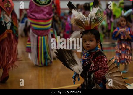 Les Amérindiens des tribus Shoshone-Paiute participent à un Pow Wow dans le comté d'Owyhee, Nevada, le 12 novembre 2022. Les Pow Wows sont des rassemblements amérindiens qui incluent le chant et la danse pour célébrer leurs histoires ancestrales. Mountain Home Air Force base a été invité au Pow Wow en l'honneur de la journée des anciens combattants. Il s’agissait de la première invitation Pow Wow depuis le début de la COVID-19. (US Air Force by Airman 1st Class Krista Reed Choate) 366FW,Pow Wow,Shoshone-Paiute Tribes,Duck Valley Indian Rese, Banque D'Images