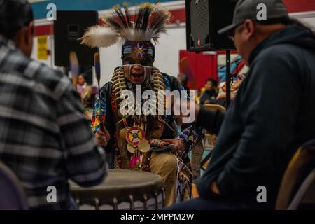 Les Amérindiens des tribus Shoshone-Paiute participent à un Pow Wow dans le comté d'Owyhee, Nevada, le 12 novembre 2022. Les Pow Wows sont des rassemblements amérindiens qui incluent le chant et la danse pour célébrer leurs histoires ancestrales. Mountain Home Air Force base a été invité au Pow Wow en l'honneur de la journée des anciens combattants. Il s’agissait de la première invitation Pow Wow depuis le début de la COVID-19. (US Air Force by Airman 1st Class Krista Reed Choate) 366FW,Pow Wow,Shoshone-Paiute Tribes,Duck Valley Indian Rese, Banque D'Images