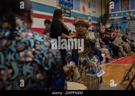 Les Amérindiens des tribus Shoshone-Paiute participent à un Pow Wow dans le comté d'Owyhee, Nevada, le 12 novembre 2022. Les Pow Wows sont des rassemblements amérindiens qui incluent le chant et la danse pour célébrer leurs histoires ancestrales. Mountain Home Air Force base a été invité au Pow Wow en l'honneur de la journée des anciens combattants. Il s’agissait de la première invitation Pow Wow depuis le début de la COVID-19. (US Air Force by Airman 1st Class Krista Reed Choate) 366FW,Pow Wow,Shoshone-Paiute Tribes,Duck Valley Indian Rese, Banque D'Images