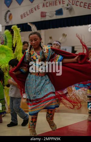 Les Amérindiens des tribus Shoshone-Paiute participent à un Pow Wow dans le comté d'Owyhee, Nevada, le 12 novembre 2022. Les Pow Wows sont des rassemblements amérindiens qui incluent le chant et la danse pour célébrer leurs histoires ancestrales. Mountain Home Air Force base a été invité au Pow Wow en l'honneur de la journée des anciens combattants. Il s’agissait de la première invitation Pow Wow depuis le début de la COVID-19. (US Air Force by Airman 1st Class Krista Reed Choate) 366FW,Pow Wow,Shoshone-Paiute Tribes,Duck Valley Indian Rese, Banque D'Images