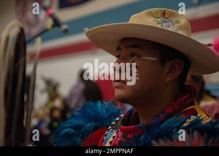 Les Amérindiens des tribus Shoshone-Paiute participent à un Pow Wow dans le comté d'Owyhee, Nevada, le 12 novembre 2022. Les Pow Wows sont des rassemblements amérindiens qui incluent le chant et la danse pour célébrer leurs histoires ancestrales. Mountain Home Air Force base a été invité au Pow Wow en l'honneur de la journée des anciens combattants. Il s’agissait de la première invitation Pow Wow depuis le début de la COVID-19. (US Air Force by Airman 1st Class Krista Reed Choate) 366FW,Pow Wow,Shoshone-Paiute Tribes,Duck Valley Indian Rese, Banque D'Images