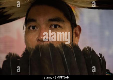Les Amérindiens des tribus Shoshone-Paiute participent à un Pow Wow dans le comté d'Owyhee, Nevada, le 12 novembre 2022. Les Pow Wows sont des rassemblements amérindiens qui incluent le chant et la danse pour célébrer leurs histoires ancestrales. Mountain Home Air Force base a été invité au Pow Wow en l'honneur de la journée des anciens combattants. Il s’agissait de la première invitation Pow Wow depuis le début de la COVID-19. (US Air Force by Airman 1st Class Krista Reed Choate) 366FW,Pow Wow,Shoshone-Paiute Tribes,Duck Valley Indian Rese, Banque D'Images