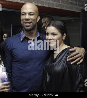 La royauté du rap de Chicago, devenue acteur, Common, était à Sunda pour l'événement « Girls » Night Out » CheekyChicago.com's pour célébrer l'ouverture du film Just Wright. Parmi les gens sur place pour partager les festivités étaient l'auteur Zondra Hughes, le propriétaire de Sunda Billy DEC, et George Daniels de la salle de musique de Georg. Commune est arrivée à 10pm et a bavardé avec les fans et a posé pour des photos. Chicago, Illinois. 4/29/10. Banque D'Images