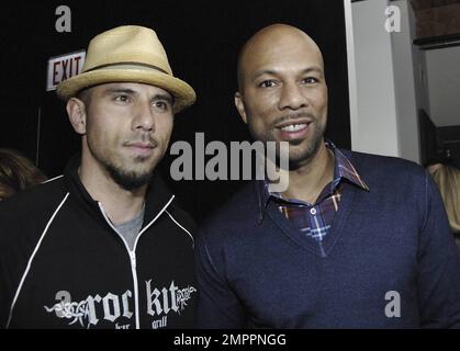 La royauté du rap de Chicago, devenue acteur, Common, était à Sunda pour l'événement « Girls » Night Out » CheekyChicago.com's pour célébrer l'ouverture du film Just Wright. Parmi les gens sur place pour partager les festivités étaient l'auteur Zondra Hughes, le propriétaire de Sunda Billy DEC, et George Daniels de la salle de musique de Georg. Commune est arrivée à 10pm et a bavardé avec les fans et a posé pour des photos. Chicago, Illinois. 4/29/10. Banque D'Images