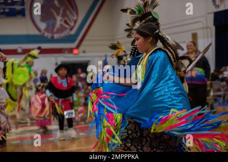 Les Amérindiens des tribus Shoshone-Paiute participent à un Pow Wow dans le comté d'Owyhee, Nevada, le 12 novembre 2022. Les Pow Wows sont des rassemblements amérindiens qui incluent le chant et la danse pour célébrer leurs histoires ancestrales. Mountain Home Air Force base a été invité au Pow Wow en l'honneur de la journée des anciens combattants. Il s’agissait de la première invitation Pow Wow depuis le début de la COVID-19. (US Air Force by Airman 1st Class Krista Reed Choate) 366FW,Pow Wow,Shoshone-Paiute Tribes,Duck Valley Indian Rese, Banque D'Images