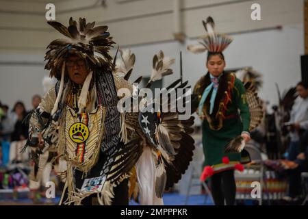 Les Amérindiens des tribus Shoshone-Paiute participent à un Pow Wow dans le comté d'Owyhee, Nevada, le 12 novembre 2022. Les Pow Wows sont des rassemblements amérindiens qui incluent le chant et la danse pour célébrer leurs histoires ancestrales. Mountain Home Air Force base a été invité au Pow Wow en l'honneur de la journée des anciens combattants. Il s’agissait de la première invitation Pow Wow depuis le début de la COVID-19. (US Air Force by Airman 1st Class Krista Reed Choate) 366FW,Pow Wow,Shoshone-Paiute Tribes,Duck Valley Indian Rese, Banque D'Images
