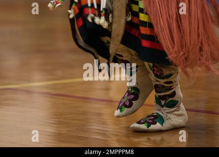 Les Amérindiens des tribus Shoshone-Paiute participent à un Pow Wow dans le comté d'Owyhee, Nevada, le 12 novembre 2022. Les Pow Wows sont des rassemblements amérindiens qui incluent le chant et la danse pour célébrer leurs histoires ancestrales. Mountain Home Air Force base a été invité au Pow Wow en l'honneur de la journée des anciens combattants. Il s’agissait de la première invitation Pow Wow depuis le début de la COVID-19. (US Air Force by Airman 1st Class Krista Reed Choate) 366FW,Pow Wow,Shoshone-Paiute Tribes,Duck Valley Indian Rese, Banque D'Images