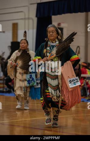 Les Amérindiens des tribus Shoshone-Paiute participent à un Pow Wow dans le comté d'Owyhee, Nevada, le 12 novembre 2022. Les Pow Wows sont des rassemblements amérindiens qui incluent le chant et la danse pour célébrer leurs histoires ancestrales. Mountain Home Air Force base a été invité au Pow Wow en l'honneur de la journée des anciens combattants. Il s’agissait de la première invitation Pow Wow depuis le début de la COVID-19. (US Air Force by Airman 1st Class Krista Reed Choate) 366FW,Pow Wow,Shoshone-Paiute Tribes,Duck Valley Indian Rese, Banque D'Images