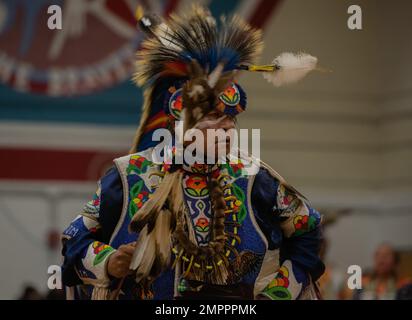 Les Amérindiens des tribus Shoshone-Paiute participent à un Pow Wow dans le comté d'Owyhee, Nevada, le 12 novembre 2022. Les Pow Wows sont des rassemblements amérindiens qui incluent le chant et la danse pour célébrer leurs histoires ancestrales. Mountain Home Air Force base a été invité au Pow Wow en l'honneur de la journée des anciens combattants. Il s’agissait de la première invitation Pow Wow depuis le début de la COVID-19. (US Air Force by Airman 1st Class Krista Reed Choate) 366FW,Pow Wow,Shoshone-Paiute Tribes,Duck Valley Indian Rese, Banque D'Images