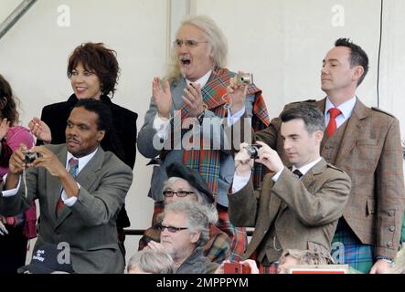 Billy Connolly applaudit les athlètes et les marcheurs Lonarch lors du rassemblement annuel de Lonach 170th à Strathdon, à côté de sa femme Pamela Stephenson, juge de danse Strictly Come Craig Revel Horwood, auteur et comédienne Cathy Lette et comédienne écossaise Tony Roper. Strathdon, Aberdeenshire, Royaume-Uni. 27th août 2011. Banque D'Images