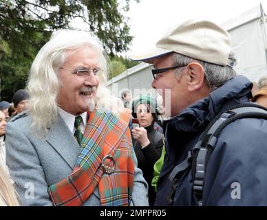 Billy Connolly a pris le temps de rencontrer le public et de signer des autographes pour les fans lors du rassemblement annuel de Lonach 170th où il est devenu le favori des organisateurs et des réguliers de l'événement. Strathdon, Aberdeenshire, Royaume-Uni. 27th août 2011. Banque D'Images