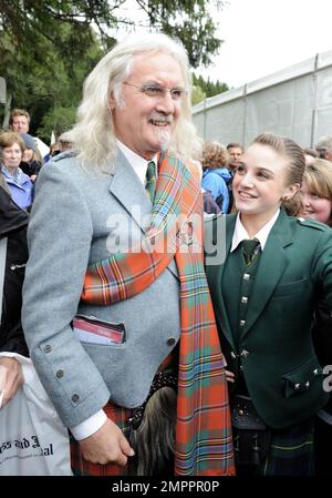 Billy Connolly a pris le temps de rencontrer le public et de signer des autographes pour les fans lors du rassemblement annuel de Lonach 170th où il est devenu le favori des garganisateurs et des réguliers de l'événement. Strathdon, Aberdeenshire, Royaume-Uni. 27th août 2011. Banque D'Images