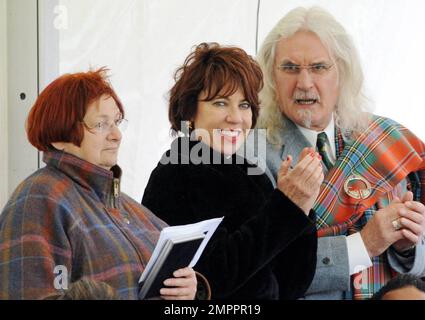 Billy Connolly applaudit les athlètes et les marcheurs Lonarch lors du rassemblement annuel de Lonach 170th à Strathdon, à côté de sa femme Pamela Stephenson, juge de danse Strictly Come Craig Revel Horwood, auteur et comédienne Cathy Lette et comédienne écossaise Tony Roper. Strathdon, Aberdeenshire, Royaume-Uni. 27th août 2011. Banque D'Images