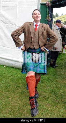 Strictement venu le juge de danse Craig Revel Horwood s'est tourné de M. Nasty à M. Nice Guy car il a apprécié le rassemblement annuel de Lonach 170th. Il est certainement entré dans l'atmosphère et a fait sa propre version de Highland Fling mais il n'a pas gagné de prix pour ses efforts. Strathdon, Aberdeenshire, Royaume-Uni. 27th août 2011. Banque D'Images