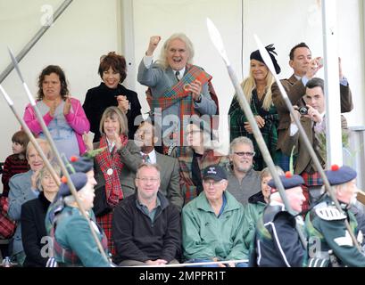 Billy Connolly applaudit les athlètes et les marcheurs Lonarch lors du rassemblement annuel de Lonach 170th à Strathdon, à côté de sa femme Pamela Stephenson, juge de danse Strictly Come Craig Revel Horwood, auteur et comédienne Cathy Lette et comédienne écossaise Tony Roper. Strathdon, Aberdeenshire, Royaume-Uni. 27th août 2011. Banque D'Images