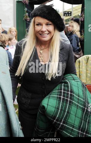 Une Pamela Stephenson souriante au rassemblement annuel de Lonach 170th. Elle et le hubby Billy Connolly sont devenus des favoris fermes avec des fanganisateurs et des réguliers de l'événement. Strathdon, Aberdeenshire, Royaume-Uni. 27th août 2011.. Banque D'Images