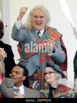 Billy Connolly applaudit les athlètes et les marcheurs Lonarch lors du rassemblement annuel de Lonach 170th à Strathdon, à côté de sa femme Pamela Stephenson, juge de danse Strictly Come Craig Revel Horwood, auteur et comédienne Cathy Lette et comédienne écossaise Tony Roper. Strathdon, Aberdeenshire, Royaume-Uni. 27th août 2011. Banque D'Images