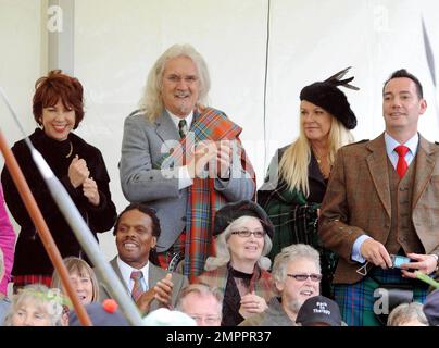 Billy Connolly applaudit les athlètes et les marcheurs Lonarch lors du rassemblement annuel de Lonach 170th à Strathdon, à côté de sa femme Pamela Stephenson, juge de danse Strictly Come Craig Revel Horwood, auteur et comédienne Cathy Lette et comédienne écossaise Tony Roper. Strathdon, Aberdeenshire, Royaume-Uni. 27th août 2011. Banque D'Images