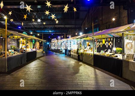 Stands et lumières festives à Noël au Canopy Market, King's Cross, North London, Royaume-Uni Banque D'Images