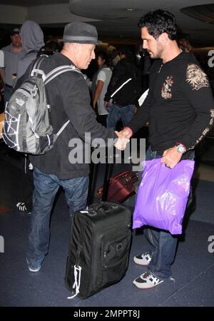 Exclusif !! L'acteur Corbin Bernsen de 54 ans et sa femme Amanda pays, actrice britannique de 49 ans, arrivent à LAX. Le couple a joyeusement posé pour des photos et bavardé avec des fans. Corbin transportait une longue boîte qui tenait des affiches de son film de la Ligue majeure II de 1994. Los Angeles, Californie. 4/19/2009. Banque D'Images