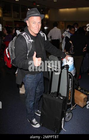 Exclusif !! L'acteur Corbin Bernsen de 54 ans et sa femme Amanda pays, actrice britannique de 49 ans, arrivent à LAX. Le couple a joyeusement posé pour des photos et bavardé avec des fans. Corbin transportait une longue boîte qui tenait des affiches de son film de la Ligue majeure II de 1994. Los Angeles, Californie. 4/19/2009. Banque D'Images