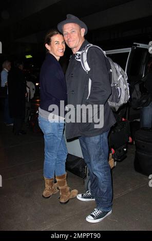 Exclusif !! L'acteur Corbin Bernsen de 54 ans et sa femme Amanda pays, actrice britannique de 49 ans, arrivent à LAX. Le couple a joyeusement posé pour des photos et bavardé avec des fans. Corbin transportait une longue boîte qui tenait des affiches de son film de la Ligue majeure II de 1994. Los Angeles, Californie. 4/19/2009. Banque D'Images