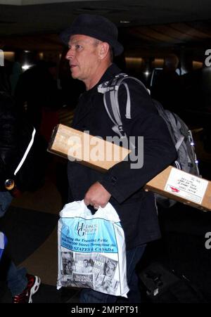 Exclusif !! L'acteur Corbin Bernsen de 54 ans et sa femme Amanda pays, actrice britannique de 49 ans, arrivent à LAX. Le couple a joyeusement posé pour des photos et bavardé avec des fans. Corbin transportait une longue boîte qui tenait des affiches de son film de la Ligue majeure II de 1994. Los Angeles, Californie. 4/19/2009. Banque D'Images