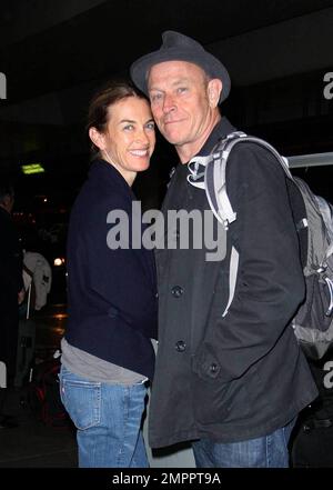 Exclusif !! L'acteur Corbin Bernsen de 54 ans et sa femme Amanda pays, actrice britannique de 49 ans, arrivent à LAX. Le couple a joyeusement posé pour des photos et bavardé avec des fans. Corbin transportait une longue boîte qui tenait des affiches de son film de la Ligue majeure II de 1994. Los Angeles, Californie. 4/19/2009. . Banque D'Images