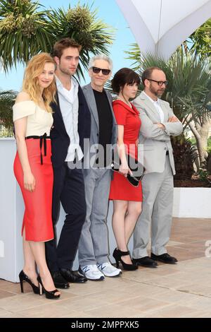 Sarah Gadon, Robert Pattinson, réalisateur David Cronenberg, Emily Hampshire et Paul Giamatti à la photocellule 'Cosmopolis' lors du Festival annuel du film de Cannes 65th qui s'est tenu au Palais des Festivals à Cannes, France. 25th mai 2012. . Banque D'Images