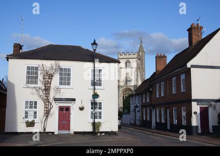 Vue sur les bâtiments de Rose Street dans le centre-ville de Wokingham au Royaume-Uni Banque D'Images