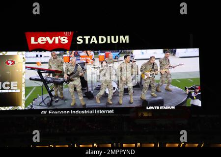 Le groupe USAF du Golden West s'est produit lors du match "Salute to Service" de San Francisco 49'ers du 13 novembre 2022, au stade Levi's, à Santa Clara, en Californie. Le spectacle faisait partie de la soirée « Salute to Service » de 49ers qui a honoré la fête des anciens combattants et a payé le respect de tous les anciens combattants présents. Banque D'Images