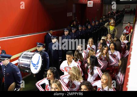 Le groupe USAF du Golden West s'est produit lors du match "Salute to Service" de San Francisco 49'ers du 13 novembre 2022, au stade Levi's, à Santa Clara, en Californie. Le spectacle faisait partie de la soirée « Salute to Service » de 49ers qui a honoré la fête des anciens combattants et a payé le respect de tous les anciens combattants présents. Banque D'Images