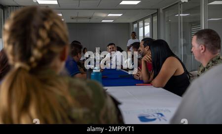 221114-N-VQ41-1023 CARTAGENA, Colombie (14 novembre 2022) Un vétérinaire colombien parle au CPT. Morgan Pate, un vétérinaire de l'armée attaché au navire-hôpital USNS Comfort (T-AH 20), lors d'un échange d'informations à l'Université d'Elyon Yireh dans le cadre de la promesse continue 2022, le 14 novembre 2022. Comfort est déployé à la flotte américaine 4th afin de soutenir la poursuite de Promise 2022, une mission d'aide humanitaire et de bonne volonté qui mène des soins médicaux directs, des soins vétérinaires expéditionnaires et des échanges d'experts en la matière avec cinq pays partenaires des Caraïbes, d'Amérique centrale et d'Amérique du Sud. Banque D'Images