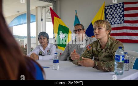 221114-N-VQ41-1088 CARTAGENA, Colombie (14 novembre 2022) CPT. Morgan Pate, un vétérinaire de l'armée attaché au navire-hôpital USNS Comfort (T-AH 20), parle aux vétérinaires colombiens, aux membres du service et aux membres de la communauté lors d'un échange d'informations à l'Université Elyon Yireh dans le cadre de la promesse continue 2022, le 14 novembre 2022. Comfort est déployé à la flotte américaine 4th à l'appui de Continuing Promise 2022, une mission d'aide humanitaire et de bonne volonté qui mène des soins médicaux directs, des soins vétérinaires expéditionnaires et des échanges d'experts en la matière avec cinq pays partenaires dans les Caraïbes Banque D'Images