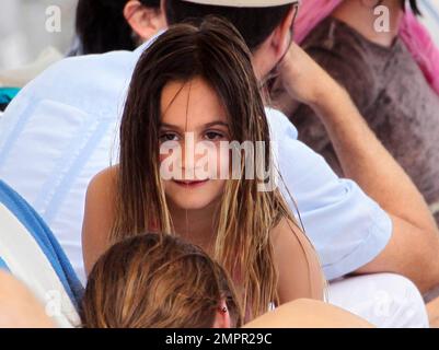 Courteney Cox, star de la ville de Cougar, et Coco, fille de 8 ans, ont été vus passer la journée à la plage en profitant du soleil. Bien que Courteney soit resté couvert d'un haut rayé à manches longues et de leggings noirs, Coco portait un bikini rose. Miami Beach, Floride. 18th novembre 2012. Banque D'Images