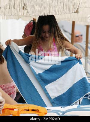 Courteney Cox, star de la ville de Cougar, et Coco, fille de 8 ans, ont été vus passer la journée à la plage en profitant du soleil. Bien que Courteney soit resté couvert d'un haut rayé à manches longues et de leggings noirs, Coco portait un bikini rose. Miami Beach, Floride. 18th novembre 2012. Banque D'Images