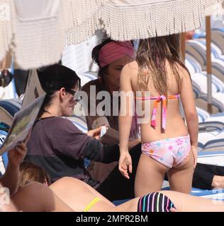 Courteney Cox, star de la ville de Cougar, et Coco, fille de 8 ans, ont été vus passer la journée à la plage en profitant du soleil. Bien que Courteney soit resté couvert d'un haut rayé à manches longues et de leggings noirs, Coco portait un bikini rose. Miami Beach, Floride. 18th novembre 2012. Banque D'Images