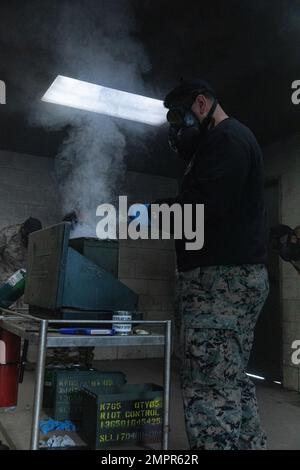 Les recrues de la Compagnie de l'Inde, 3rd Recruit Training Battalion, emploient des masques à gaz à la chambre à gaz du corps de Marine recent Depot Parris Island, S.C. (14 novembre 2022). La formation en chambre à gaz enseigne aux recrues comment enfiler et nettoyer rapidement un masque à gaz, simulant l'événement de dangers chimiques, biologiques, radiologiques ou nucléaires. Banque D'Images