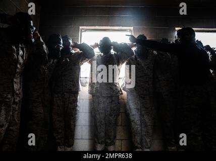 Les recrues de la Compagnie de l'Inde, 3rd Recruit Training Battalion, emploient des masques à gaz à la chambre à gaz du corps de Marine recent Depot Parris Island, S.C. (14 novembre 2022). La formation en chambre à gaz enseigne aux recrues comment enfiler et nettoyer rapidement un masque à gaz, simulant l'événement de dangers chimiques, biologiques, radiologiques ou nucléaires. Banque D'Images