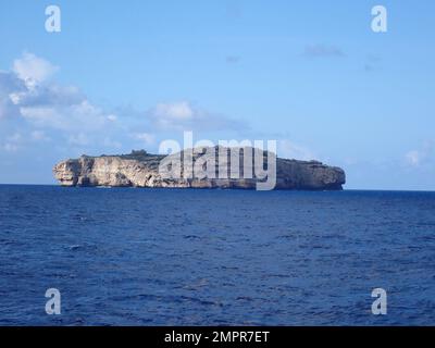 L'équipage du Cutter de la Garde côtière Joseph Tezanos a secouru 12 Haïtiens le 15 novembre 2022, qui ont été abandonnés par des passeurs sur les falaises rocheuses de Monito Cay, à Porto Rico. Les survivants, sept hommes et cinq femmes, ont été transférés à des agents de la patrouille frontalière du secteur Ramey aux États-Unis à Mayaguez, Porto Rico. Monito cay est une réserve naturelle inhabitée située au milieu du passage de Mona, juste au large de l'île de Mona, Porto Rico. Banque D'Images